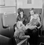 152923 Afbeelding van een gezin in een trein van de N.S.